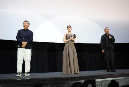 舞台あいさつに登場した（左から）是枝裕和監督、綾瀬はるか、千鳥・大悟