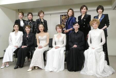 （前列左から）一路真輝、剣幸、麻実れい、小柳ルミ子、黒木瞳、涼風真世、（後列左から）紅ゆずる、彩輝なお、姿月あさと、真琴つばさ、湖月わたる、凰希かなめ＝日本武道館