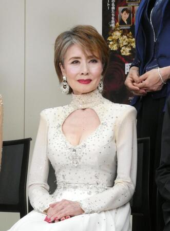 取材に応じる小柳ルミ子＝日本武道館