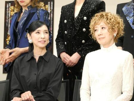 （左から）黒木瞳、涼風真世＝日本武道館