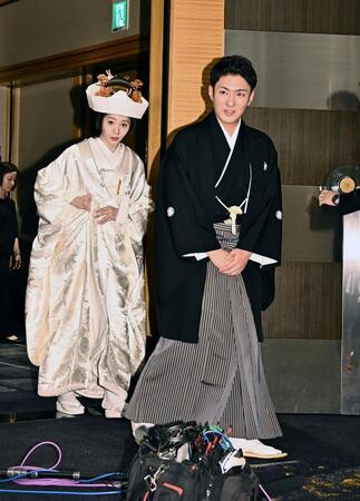 挙式を行い会見場に姿を見せる新郎の中村橋之助（右）と新婦能條愛未（撮影・持木克友）