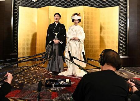 挙式を行い会見に応じる新郎の中村橋之助（右）と新婦能條愛未＝ホテルニューオータニ（撮影・持木克友）