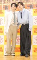 クールに決めるハル（左）とアロハ＝東京・東京流通センター