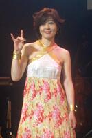 ２００８年、狼ポーズを披露する石野真子