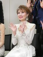 撮影に応じる小柳ルミ子＝日本武道館