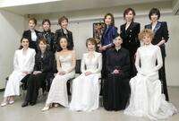 （前列左から）一路真輝、剣幸、麻実れい、小柳ルミ子、黒木瞳、涼風真世、（後列左から）紅ゆずる、彩輝なお、姿月あさと、真琴つばさ、湖月わたる、凰希かなめ＝日本武道館