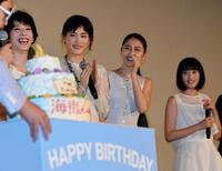 ２０１５年６月、「海街ｄｉａｒｙ」のイベントで。（左から）夏帆、綾瀬はるか、長澤まさみ、広瀬すず
