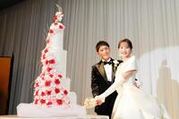 ウエディングケーキに入刀する中村橋之助（左）と能條愛未