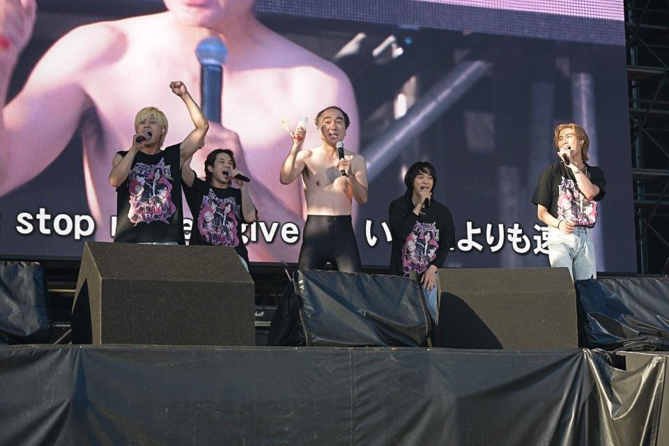 フェスで江頭２：５０（中央）とともに盛大に沸かせるＡ．Ｂ．Ｃ-Ｚ