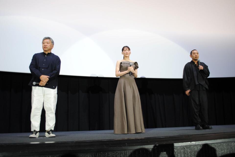 舞台あいさつに登場した（左から）是枝裕和監督、綾瀬はるか、千鳥・大悟