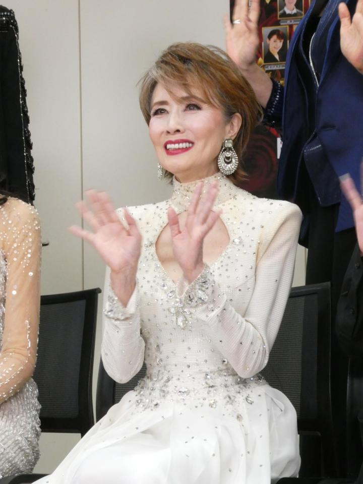 撮影に応じる小柳ルミ子＝日本武道館