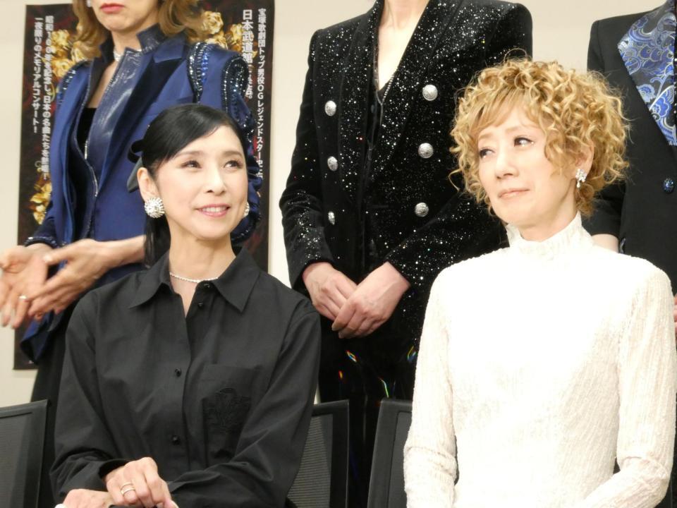 （左から）黒木瞳、涼風真世＝日本武道館