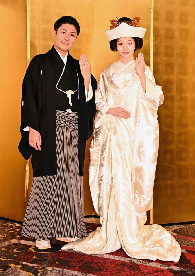 挙式を行った新郎の中村橋之助（左）と新婦能條愛未＝ホテルニューオータニ（撮影・持木克友）