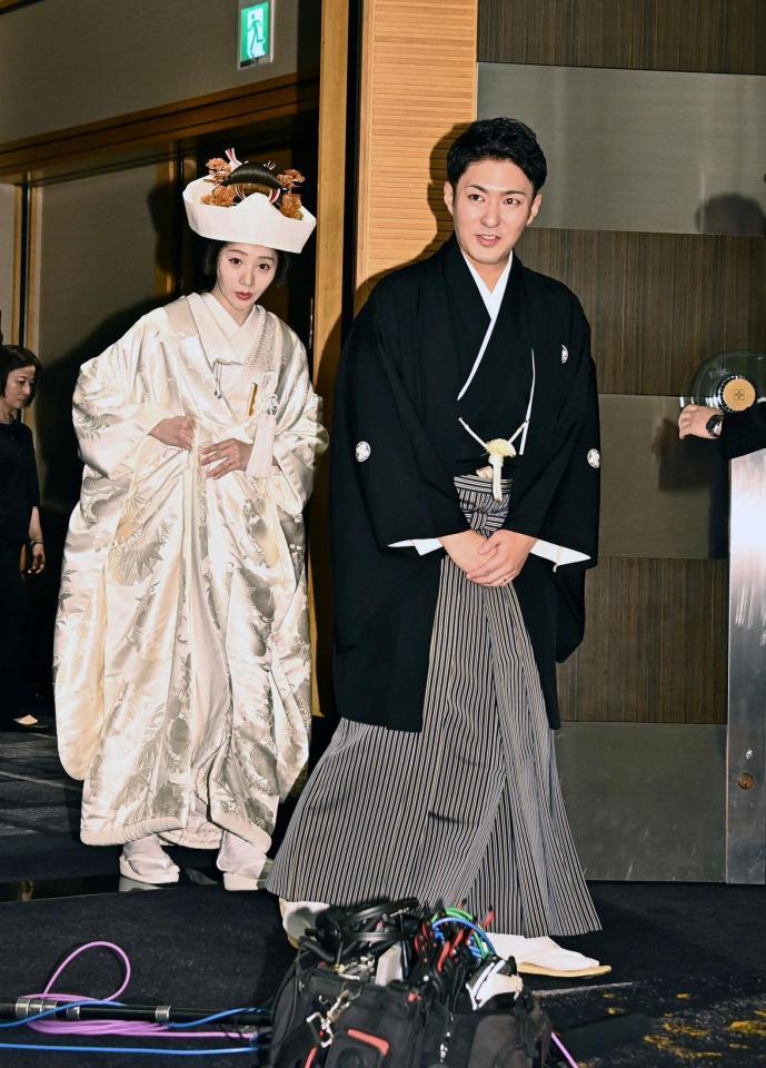 挙式を行い会見場に姿を見せる新郎の中村橋之助（右）と新婦能條愛未（撮影・持木克友）