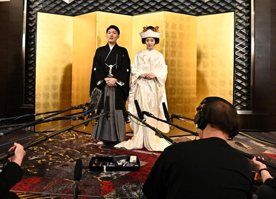 挙式を行い会見に応じる新郎の中村橋之助（右）と新婦能條愛未＝ホテルニューオータニ（撮影・持木克友）