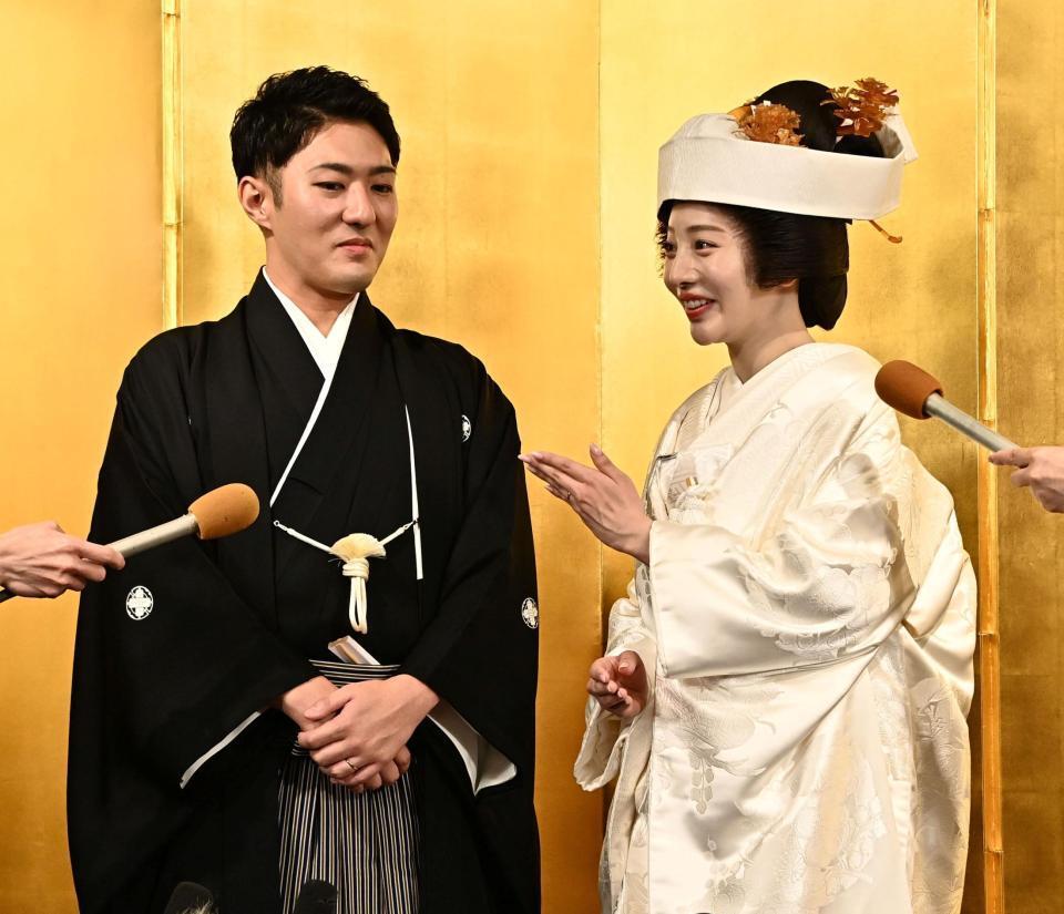 挙式を行い会見に応じる新郎の中村橋之助（右）と新婦能條愛未＝ホテルニューオータニ（撮影・持木克友）