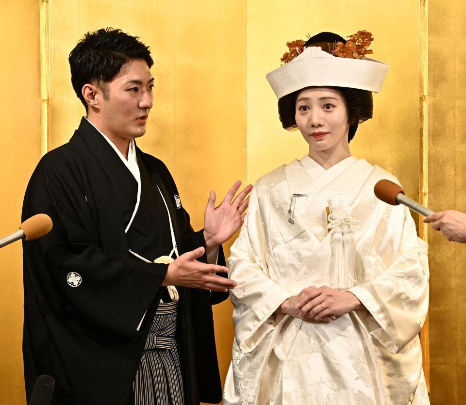 挙式を行い会見に応じる新郎の中村橋之助（右）と新婦能條愛未＝ホテルニューオータニ（撮影・持木克友）