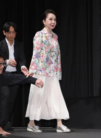 サポートを受けて登壇する岩下志麻＝Ｂｕｎｋａｍｕｒａル・シネマ渋谷宮下（撮影・金田祐二）