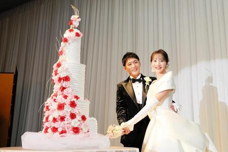 ウエディングケーキに入刀する中村橋之助（左）と能條愛未