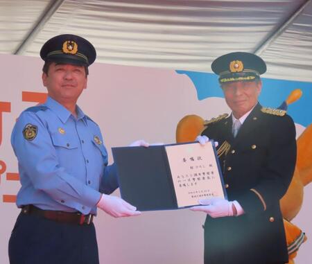 調布警察署長から一日警察署長委嘱状を授与された舘ひろし