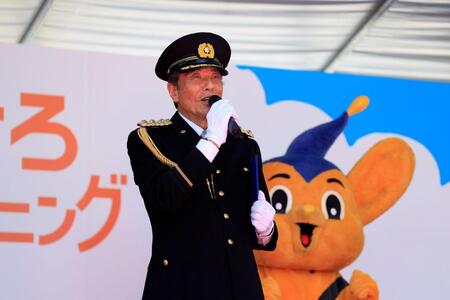 調布一日警察署長を務めた舘ひろし