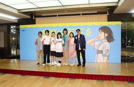 ２９日の記者会見でポーズをとる（左から）天宮良、ＩＳＳＥＩ、藤野涼子、山下美月、山崎静代、田畑智子、Ｇ２氏