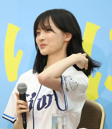 会見する山下美月＝２９日