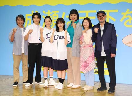 ポーズをとる（左から）天宮良、ＩＳＳＥＩ、藤野涼子、山下美月、山崎静代、田畑智子、Ｇ２氏＝２９日