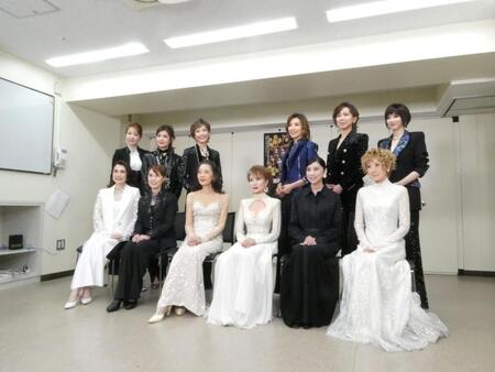 （前列左から）一路真輝、剣幸、麻実れい、小柳ルミ子、黒木瞳、涼風真世、（後列左から）紅ゆずる、彩輝なお、姿月あさと、真琴つばさ、湖月わたる、凰希かなめ＝３０日