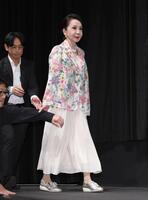 サポートを受けて登壇する岩下志麻＝Ｂｕｎｋａｍｕｒａル・シネマ渋谷宮下（撮影・金田祐二）