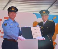 調布警察署長から一日警察署長委嘱状を授与された舘ひろし