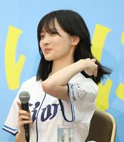 会見する山下美月＝２９日