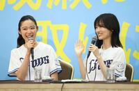 会見する山下美月（右）と藤野涼子＝２９日