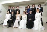（前列左から）一路真輝、剣幸、麻実れい、小柳ルミ子、黒木瞳、涼風真世、（後列左から）紅ゆずる、彩輝なお、姿月あさと、真琴つばさ、湖月わたる、凰希かなめ＝３０日