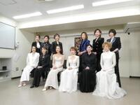 （前列左から）一路真輝、剣幸、麻実れい、小柳ルミ子、黒木瞳、涼風真世、（後列左から）紅ゆずる、彩輝なお、姿月あさと、真琴つばさ、湖月わたる、凰希かなめ＝３０日