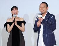笑顔でトークする綾瀬はるか（左）と千鳥・大悟＝２９日