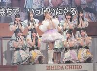 卒業コンサートで躍動する石田千穂（中央）