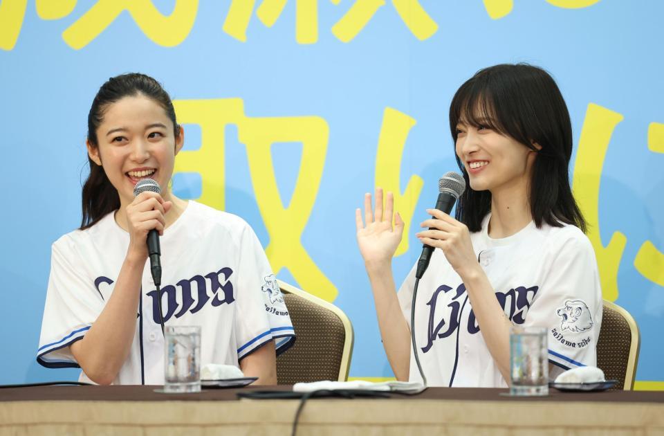 会見する山下美月（右）と藤野涼子＝２９日