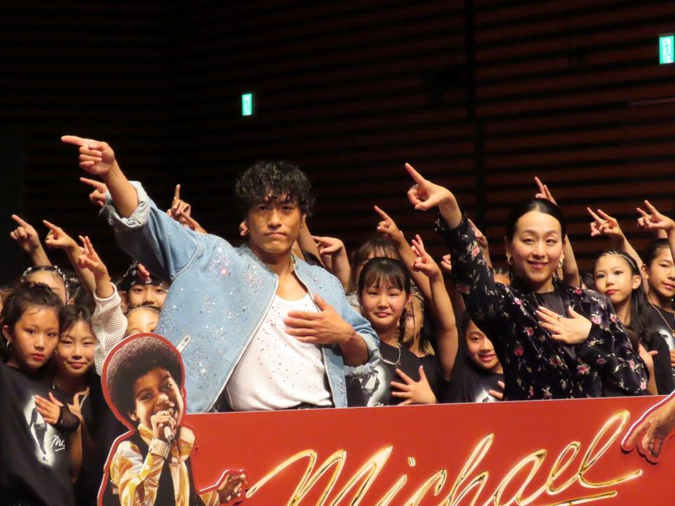 マイケルジャクソンスペシャルダンスキッズセレクションに参加した中務裕太（左）と浅田真央
