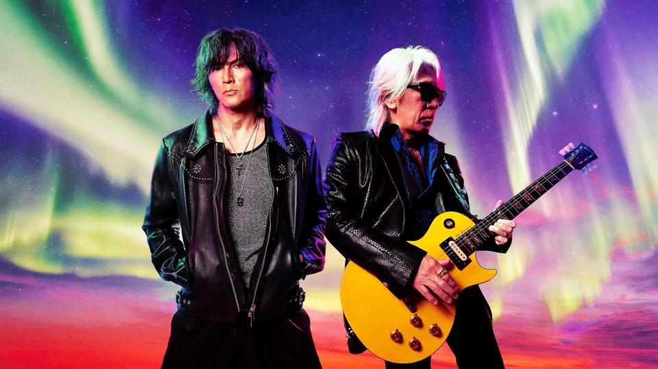 新曲「完全無欠」を発表するＢ’ｚの稲葉浩志（左）と松本孝弘