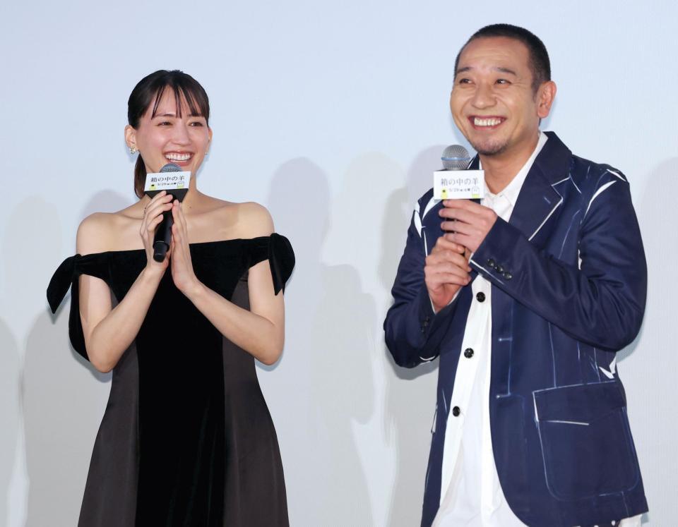 笑顔でトークする綾瀬はるか（左）と千鳥・大悟＝２９日
