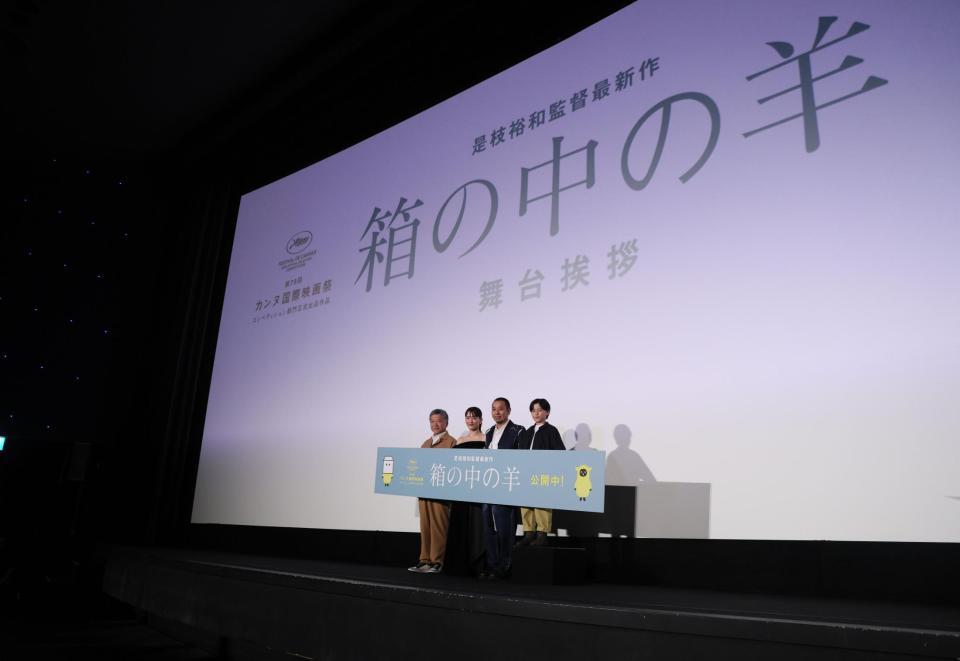 ポーズをとる（左から）是枝裕和監督、綾瀬はるか、千鳥・大悟、桒木里夢＝２９日