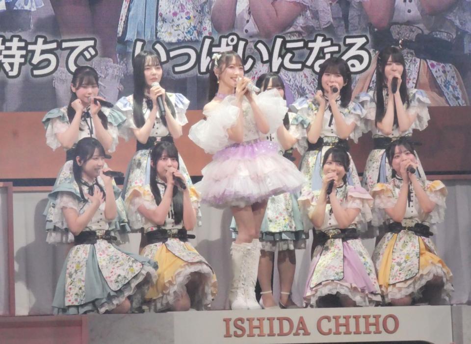 卒業コンサートで躍動する石田千穂（中央）