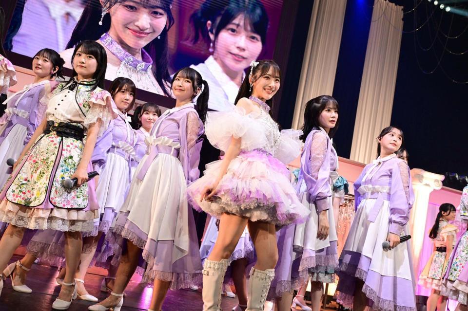 卒業コンサートで躍動する石田千穂（中央）＝東京・Ｋａｎａｄｅｖｉａ　Ｈａｌｌ©ＳＴＵ