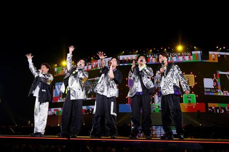 活動最終公演で「エナジーソング～絶好調超！！！！～」を歌う嵐