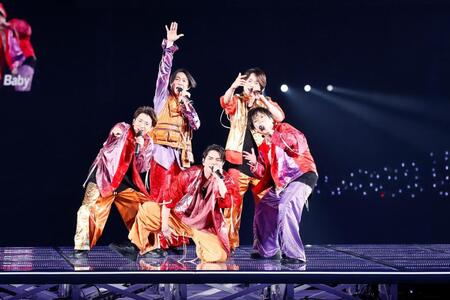 活動最終公演で「ワイルド　アット　ハート」を歌う嵐
