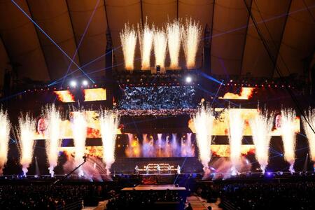 活動最終公演で「Ｐ・Ａ・Ｒ・Ａ・Ｄ・Ｏ・Ｘ」を歌う嵐