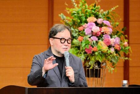 立命館大学衣笠キャンパスで講演した秋元康氏（立命館大学提供）