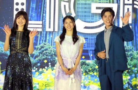 ３兄姉でイベントに登場した（左から）妹の土屋炎伽、姉の土屋太鳳、弟の土屋神葉