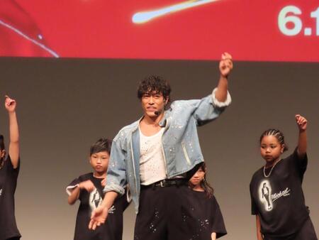 子どもたちとダンスする中務裕太